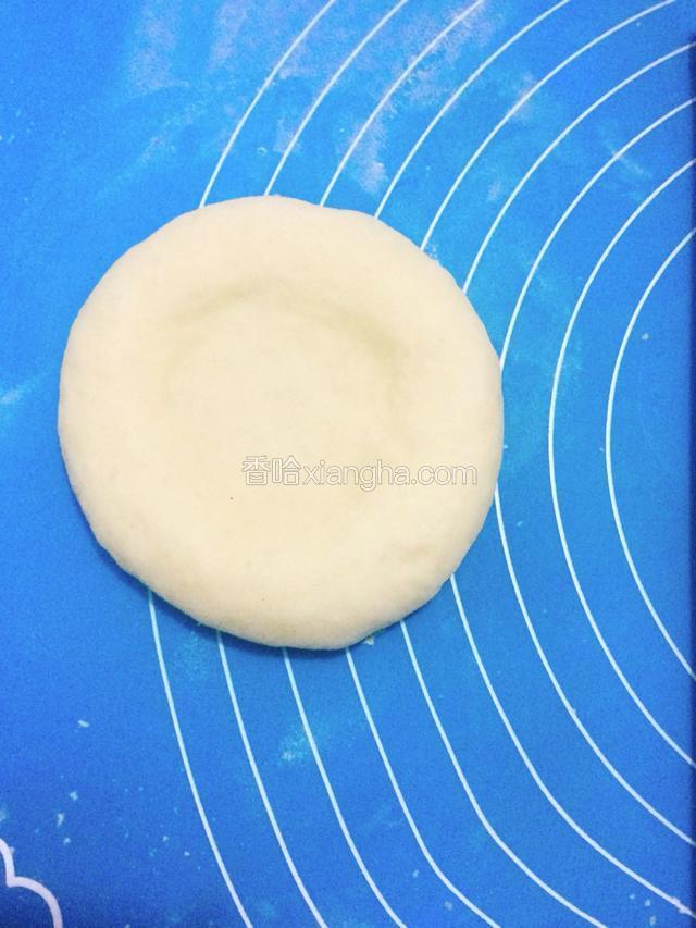 包好的面团收口朝下，压平。