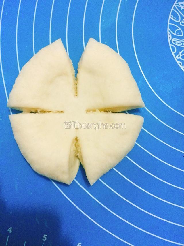 用干净的厨房剪刀（也可以用刀）剪出4等分，注意中间不要剪断了。