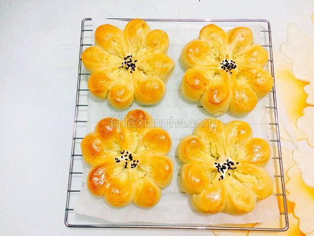 烤好后把面包移到烤网上晾凉,晾至不烫手就可以食用啦！