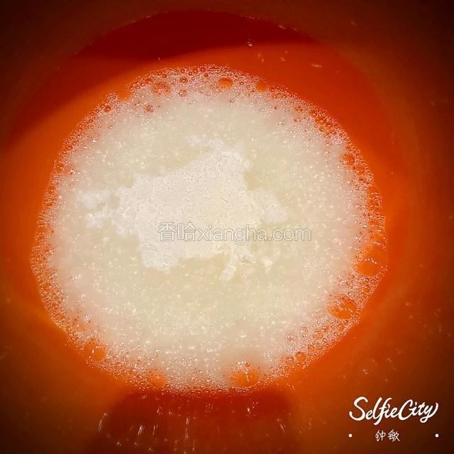 糖粉分3次加入蛋清中每次30g
第一次加入打均匀，打至泡沫细腻