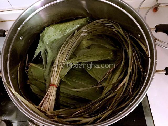 芦苇叶和马莲草煮几分钟，然后用清水泡透泡软