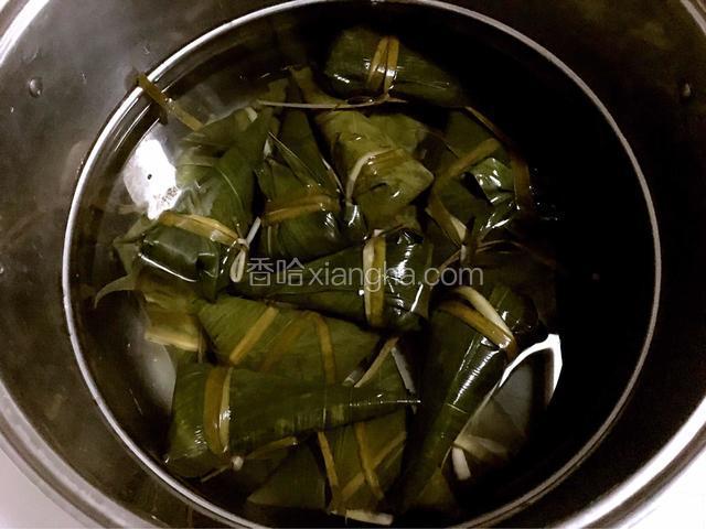 开始煮粽子：把粽子放在锅里，加水没过粽子，大火烧开转小火慢煮，我煮了一个半小时关火，自然冷凉就可以出锅了
