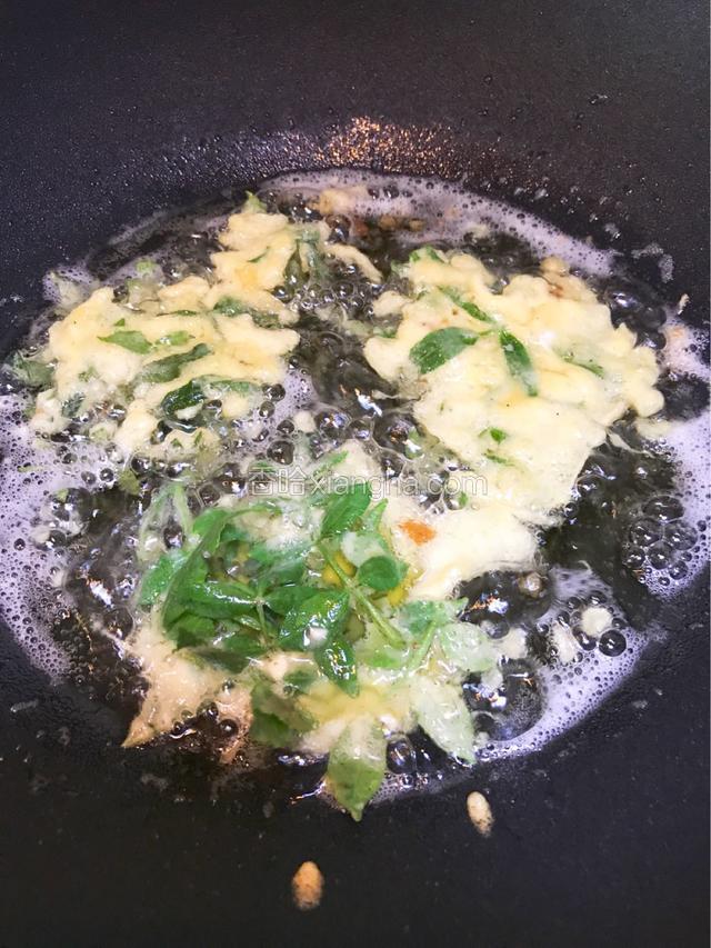 依次加入油锅中炸成两面金黄色捞出控油即可。（如果剩有多余的面糊可以最后倒入锅中煎成面饼）