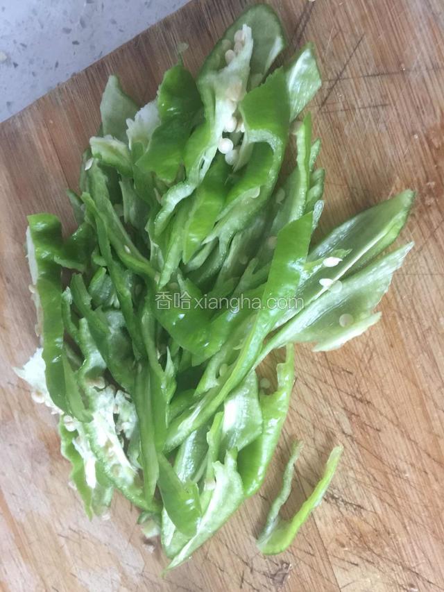 辣椒切丝.最好选择辣一点的有味道一点.不能吃辣的可以选择菜椒
