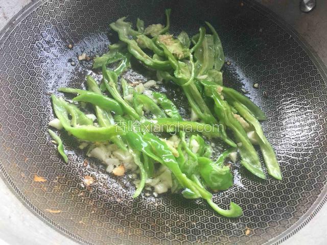 加大蒜辣椒翻炒.加少许盐（鸭肝里面有盐）