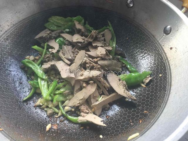 加鸭肝翻炒.加生抽和少许醋.翻炒均匀即可