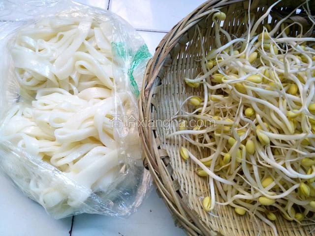 凉面，豆芽洗净