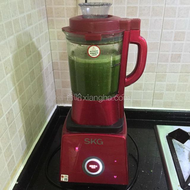 以上三种材料浸泡洗干净，放料理机打磨煮熟，这是制作擂茶的青汁。
传统的擂茶要用擂钵和木棍来手工制作擂茶，现在都是用料理机代替了，解放人力。