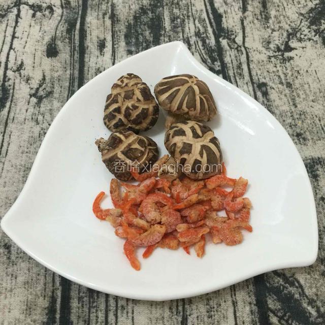 擂茶的配菜
香菇和虾仁干，提前浸泡，切粒