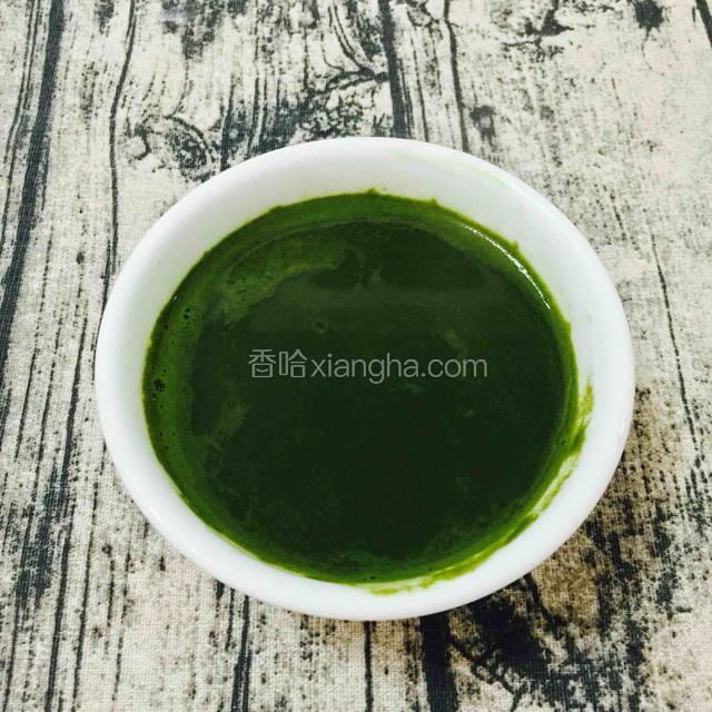 倒出一碗煮好的青汁
这个青汁是用薄荷+麻叶+枸杞做成的，原生态又健康，不加配料，喝起来也很生津开胃。
青汁打磨时也可以加上适量熟芝麻和花生一起打磨，不加也可以，天气炎热，这样口感更清爽。