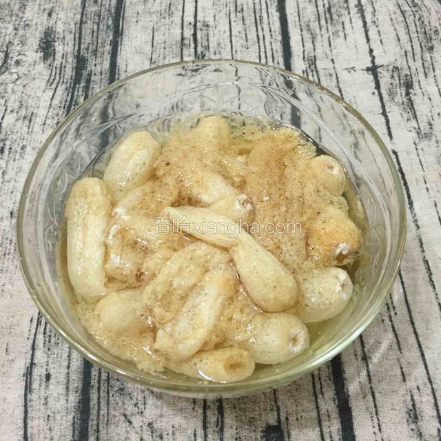 竹荪提前半个钟洗干净浸泡
PS：竹荪要买略带黄色的，才没有漂白。