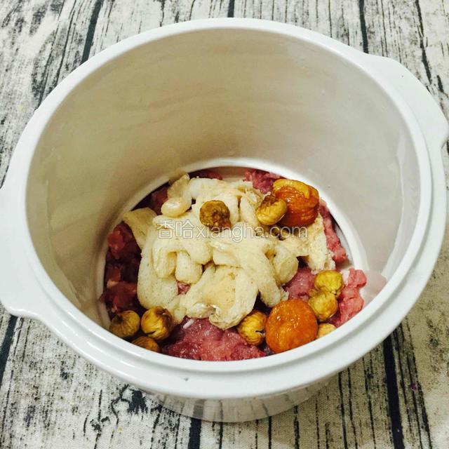 把瘦肉平铺在炖盅里面，再把材料一起放进去，倒进过滤纯净温开水。