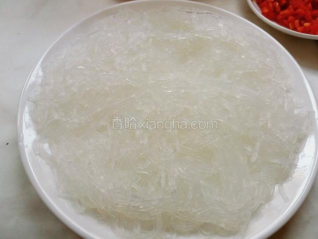 粉丝用温水泡软 摆放盘中