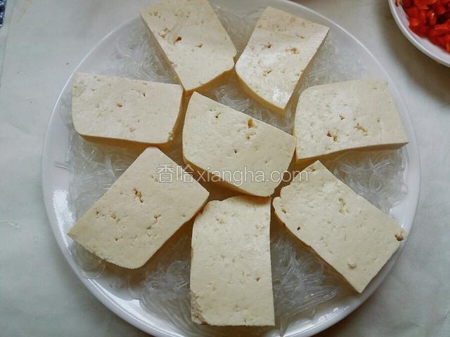 豆腐切1厘米厚片摆放粉丝上