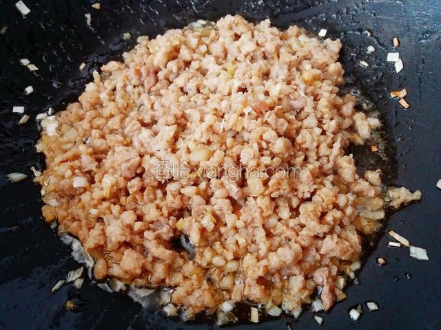 煸炒肉沫变白色