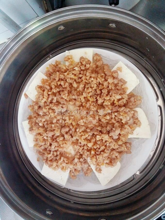 放在豆腐上 锅蒸10分钟