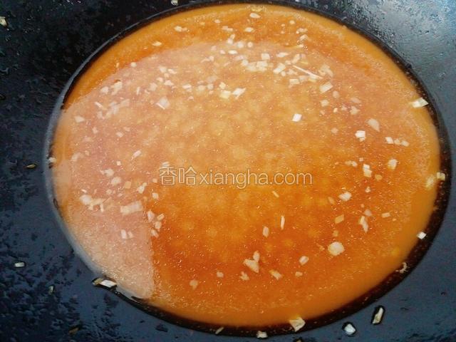 酱油蚝油蒸鱼豉油盐白糖淀粉加半碗清水调成汁（用量参照辅料用量） 倒入锅中