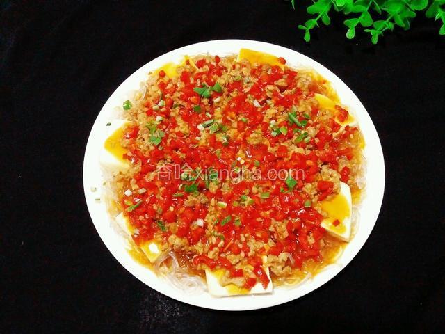 把熬好的汁浇在蒸好的豆腐上