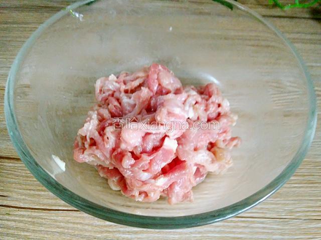 加入料酒，淀粉拌匀腌制十分钟