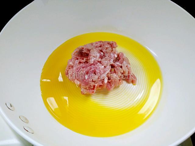 热锅给油，油温七成热下入瘦肉