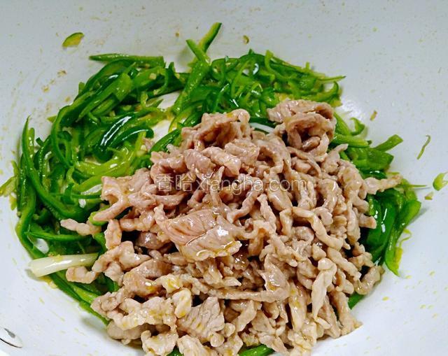加入瘦肉炒匀