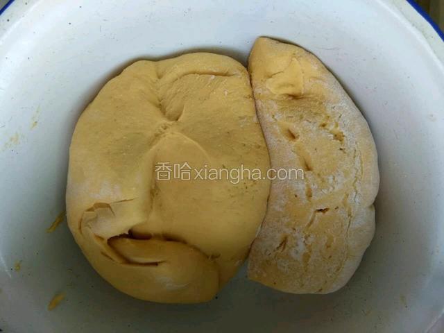 用温水加点白糖和泡打粉把酵母粉泡好，用牛奶和泡好的酵母水和面，然后发酵1个小时左右