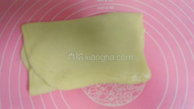 在三分之一处折上，另一边折过来