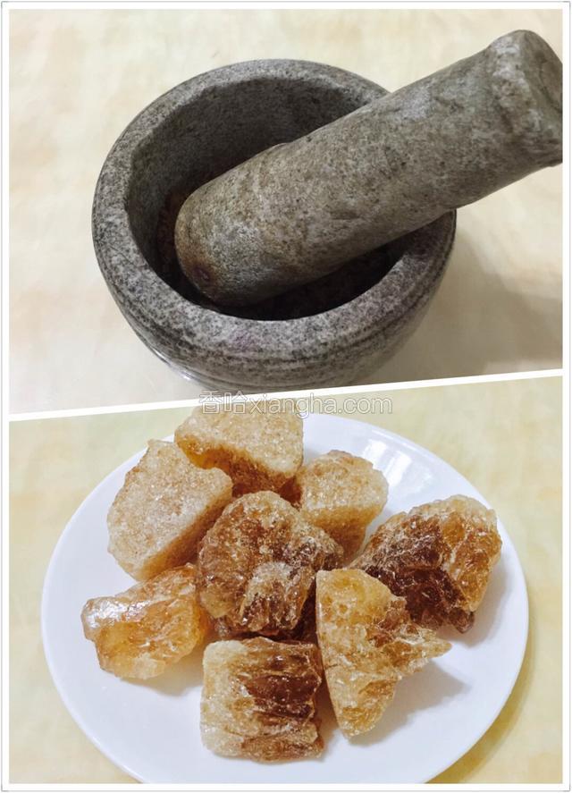 老冰糖1斤，用石钵打碎待用，
这个版本的玫瑰酱是花和老冰糖按1：1的。