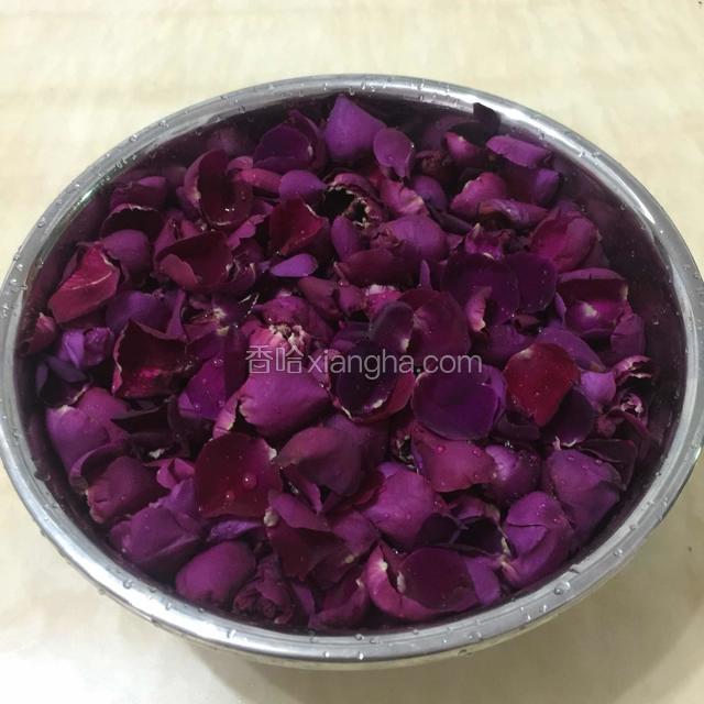 玫瑰花放冰箱太多天，没有及时制作，所以用淡盐水浸泡下清洗一下。
PS：如果新鲜收到立刻制作，清洗这步可以省略。这个玫瑰是没有农药的，清晨的晨露会自动清洁玫瑰。