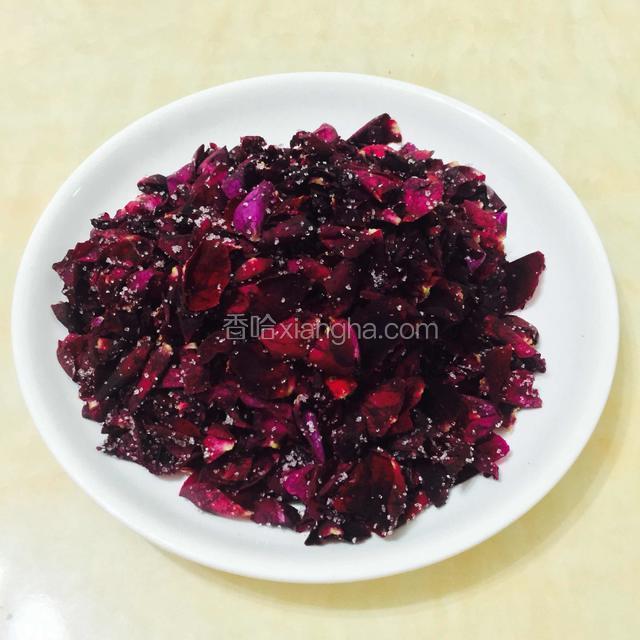 用白砂糖辅助揉碎玫瑰花瓣，因为这个版本是煮制，不需要揉的太碎。
这是揉好的玫瑰花瓣，如图……