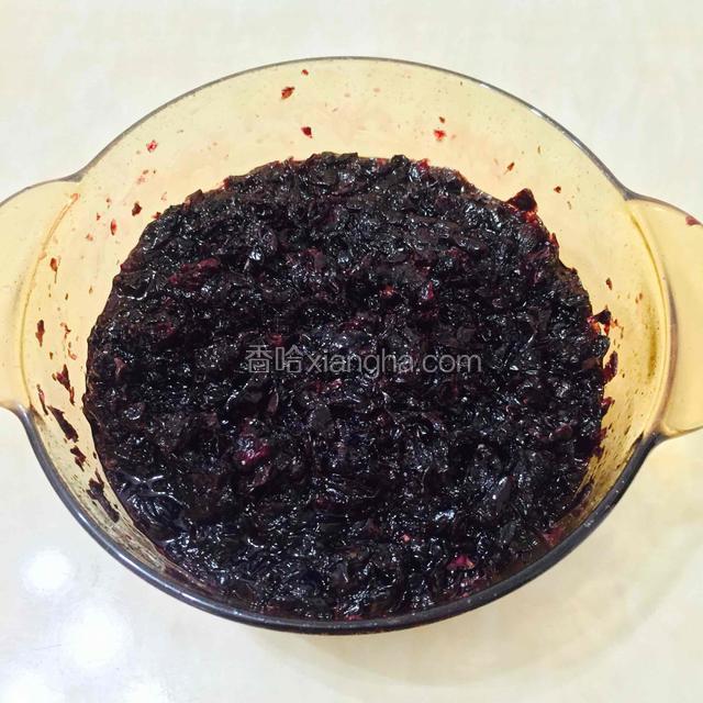 完工，熬煮好的玫瑰花酱，一股香味儿扑鼻而来，准备装进瓶子了。
玻璃瓶子一定要用开水烫煮消毒一下，晾干再装玫瑰酱。