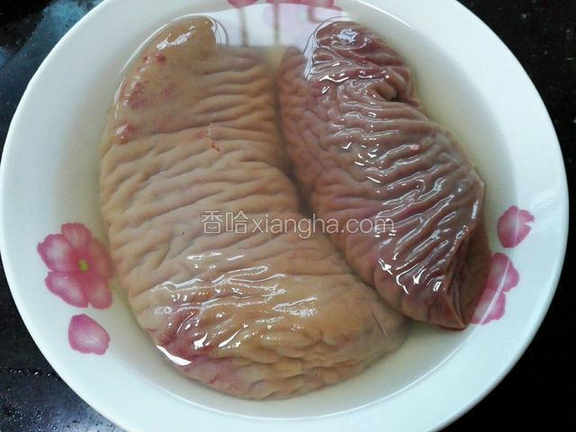 猪腰泡在水里洗净