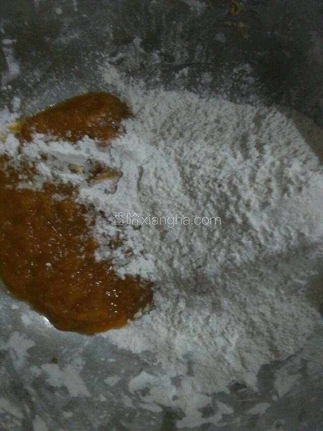 南瓜糊放凉后，慢慢加入糯米粉，一点一点的加。