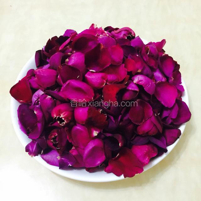 花瓣的量是600克，
这个玫瑰是没有农药的，清晨的晨露会自动清洁玫瑰。所以不需要清洗。
但注意，如果是发酵玫瑰酱最好不要清洗，有水份，容易发霉。（不清洗也取决于玫瑰的品质）