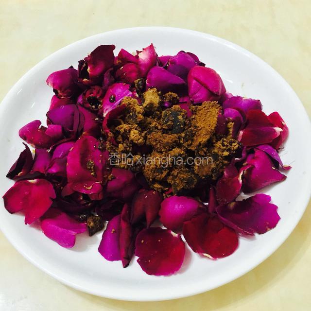 用红糖揉碎玫瑰花瓣，因为这个版本是煮制，不需要揉的太碎。
