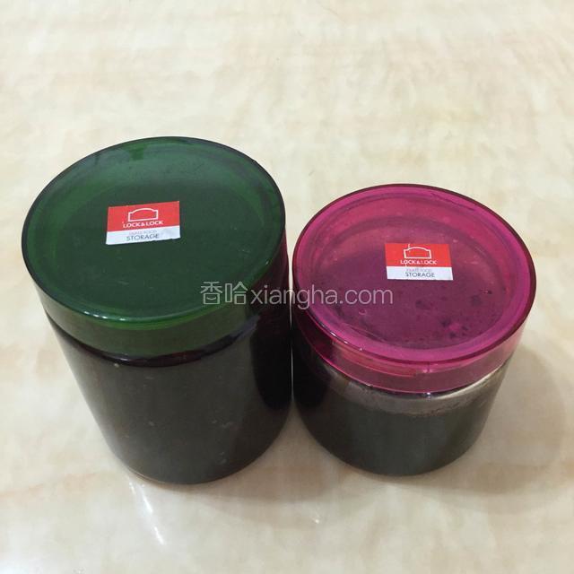 凉冻，放进冰箱存放，大概2~3天后，就可以食用了。
每天来上一勺子红糖玫瑰酱，滋润又养颜。还可以制作玫瑰糕点，玫瑰烙饼。
