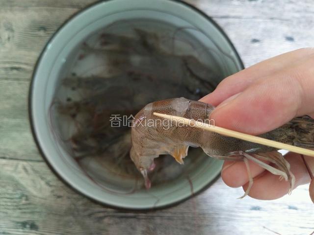 用牙签挑去泥肠