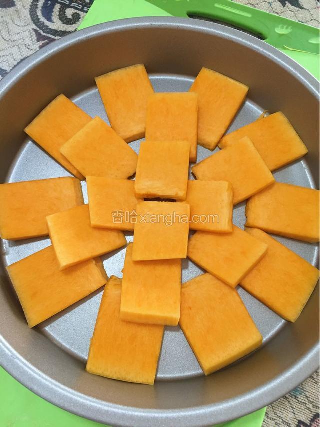 切好的南瓜片放入披萨盘中