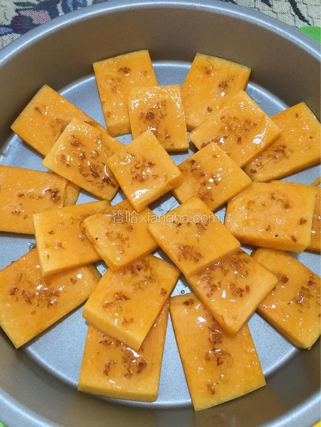 在每一片南瓜片上均匀涂抹糖桂花 糖桂花是我自己做的 我的菜谱有糖桂花制作方法