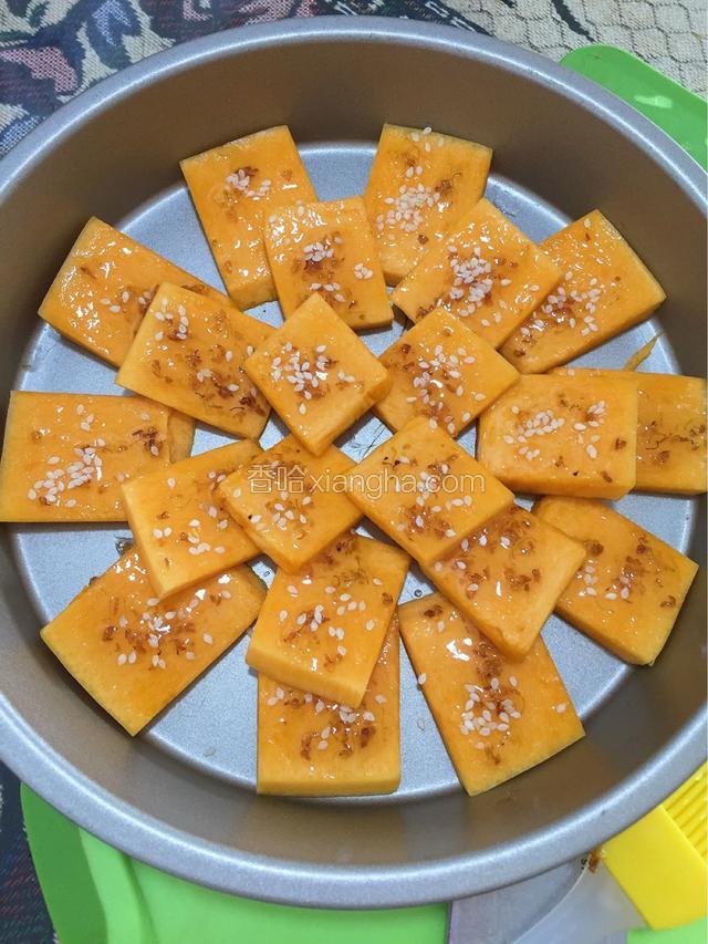 涂好糖桂花后再撒上少许芝麻