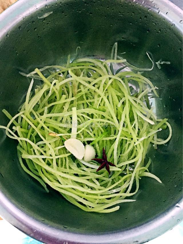 从冰箱里取出笋丝，加盐，白醋，葱油一大勺。