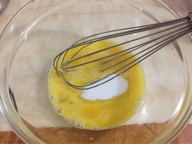 鸡蛋磕入碗中，加入白砂糖；