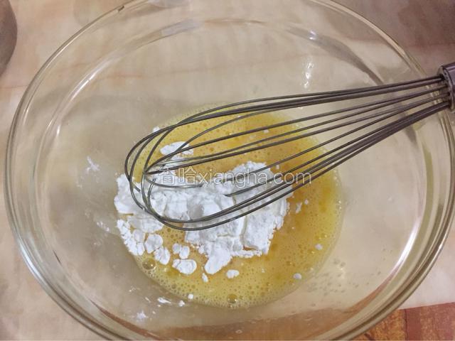 玉米淀粉过筛加入，搅拌均匀且砂糖融化。