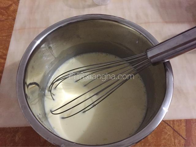 将均匀的蛋液加入到牛奶和淡奶油中，搅拌均匀。