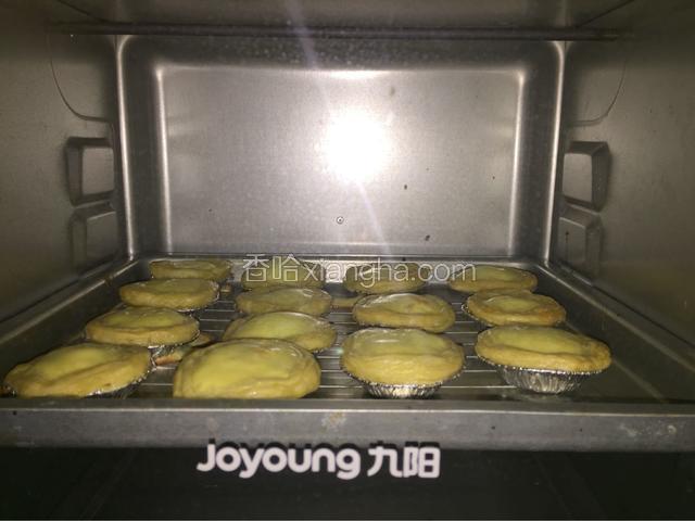 放入预热好的烤箱中层，上下火200度烤25分钟左右，至表面上色即可。