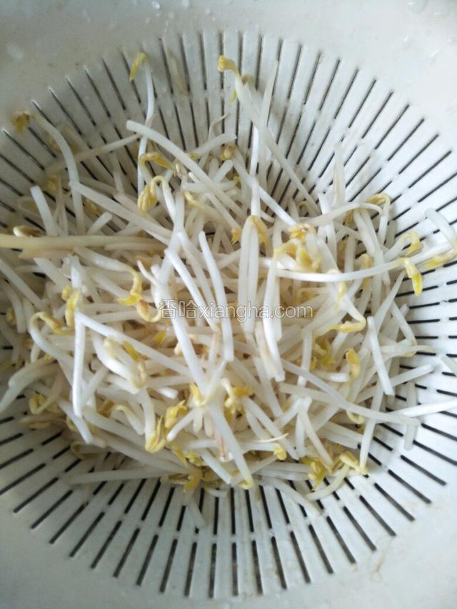 绿豆芽洗净控水