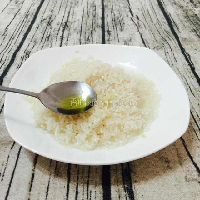 缅甸大米洗干净，
小窍门：在淘干净的大米上，滴上几滴橄食用油，腌渍10分钟，这样米更容易煮开，口感更绵滑。

