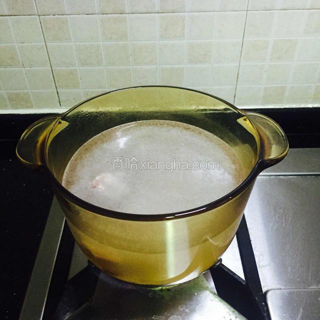 大米排骨放锅里，加进适量纯净水
煲煮开启……