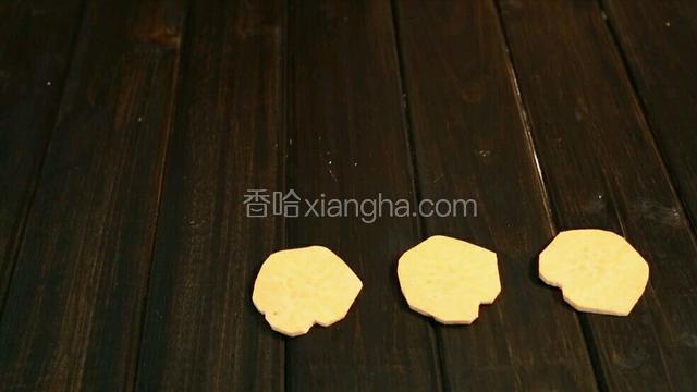 将削好皮的红薯切成0.5cm的厚度。摆好。