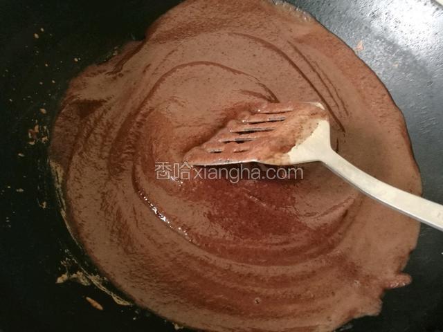 红豆浸泡3小时，清洗干净。倒入电饭锅里煮烂。盛入料理机加适量水打成豆糊。豆糊倒入锅里，加入白糖和玉米油小火慢熬。